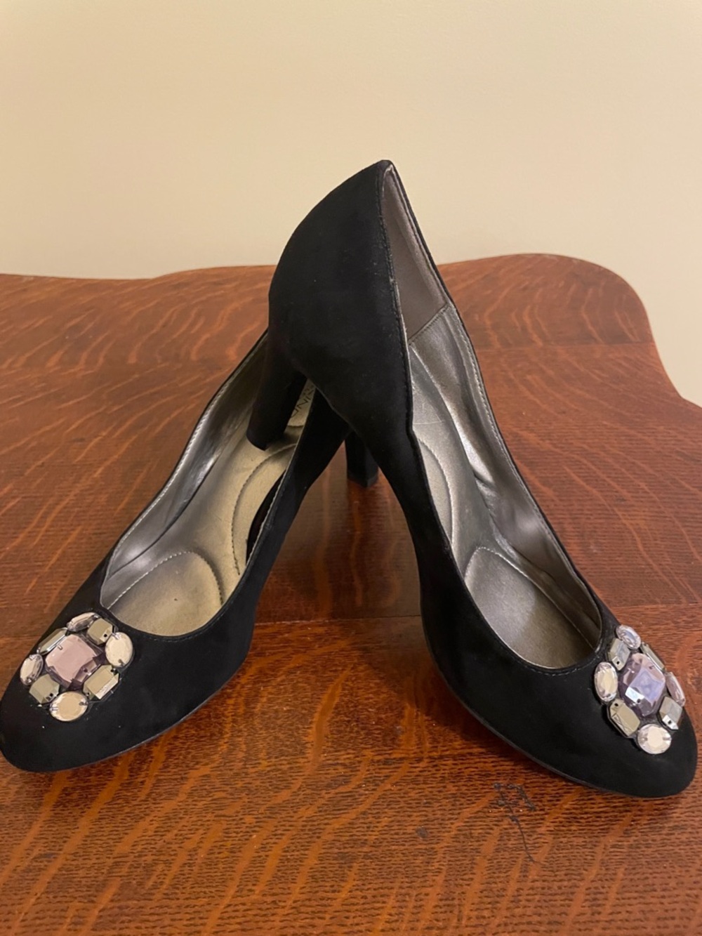 Black Women's Suede Mid-Heel Pumps with Jewel Accent